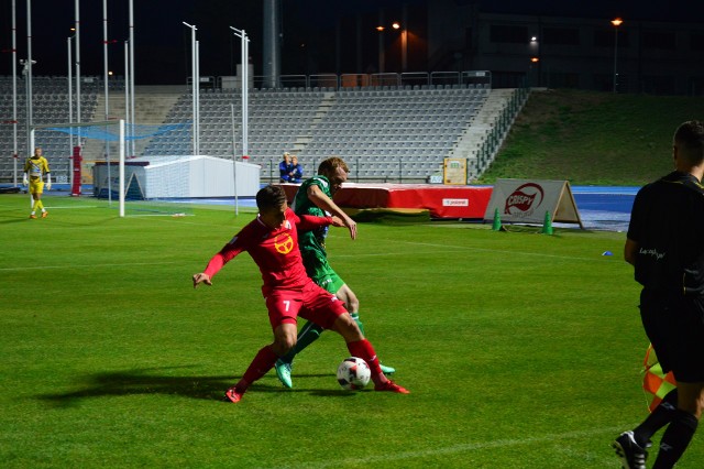 Piłkarze Gwardii Koszalin ulegli na wyjeździe KKS 1925 Kalisz 0:1.W pierwszych minutach spotkania koszaliński zespół stworzył sobie dwie doskonałe okazje do objęcia prowadzenia. Najpierw w kierunku dalszego słupka bramki gospodarzy strzelał Krzysztof Bułka, lecz futbolówka o centymetry minęła światło bramki. Po chwili po kolejnej szybkiej akcji przed szansą stanął Aleksander Karbowiak, jednak udanie interweniował golkiper miejscowych.Gospodarze odpowiedzieli groźnym strzałem w wykonaniu Huberta Antkowiaka.W drugiej połowie obrazy gry nie uległ znaczącej zmianie. Gwardziści konsekwentnie realizował założenia taktyczne, na niewiele pozwalając gospodarzom w ofensywie. Również i w tej odsłonie gracze z Koszalina stworzyli sobie znakomitą okazję do strzelenia gola, lecz po dośrodkowaniu z rzutu rożnego, groźny strzał głową Daniela Wojciechowskiego z trudem zatrzymał Adam Wasiluk.W 84. minucie koszaliński zespól nie ustrzegł się błędu, a po "centrostrzale" z lewej strony boiska bramkę dającą gospodarzom zwycięstwo zdobył Marcin Radzewicz.Zobacz także Bałtyk Koszalin - Gwardia Koszalin 2:2