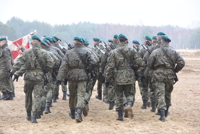 Wojsko chce przesunąć wiek rezerwistów, których powoła na ćwiczenia - czytamy w Rzeczpospolitej. Trwają prace nad projektem nowelizacji ustawy o powszechnym obowiązku obrony Rzeczypospolitej Polskiej. Znalazł się w nim zapis o przesunięciu wieku osób objętych obowiązkiem służby wojskowej.