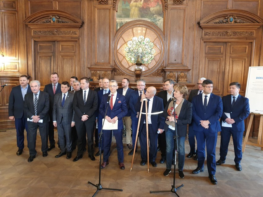 Samorządowcy podpisali deklarację wejścia w Metropolię Łódzką. Ważny sygnał dla rządu PiS                                            