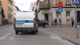 Policyjne radiowozy na ulicach Bydgoszczy, a z głośników: "Apelujemy, pozostań w domu". Policja użyje też dronów