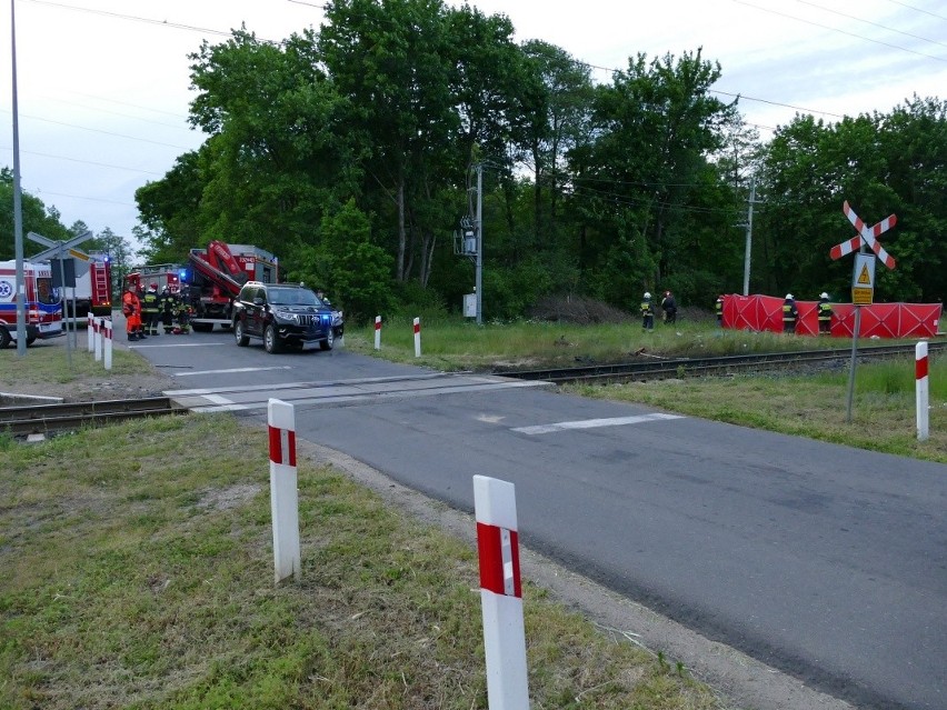 Tragiczny wypadek na przejeździe kolejowym w Dunowie. Dwie osoby nie żyją [4.06.2020]