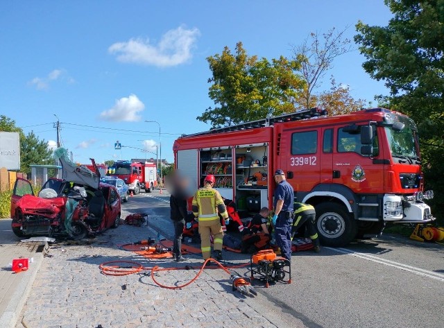 Dwie osoby ranne, DW 222 całkowicie zablokowana