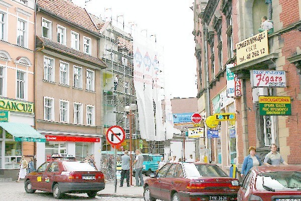 Niebawem spod zasłon na rusztowaniach,  wyłonią się odnowione elewacje dwóch kamienic  w centrum Grudziądza.