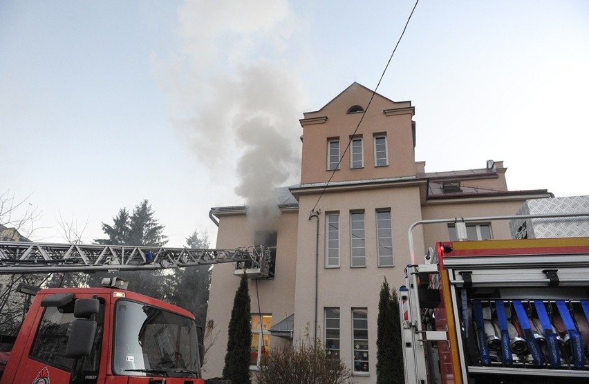 W budynku na parterze mieści się prywatne przedszkole. Wyżej...