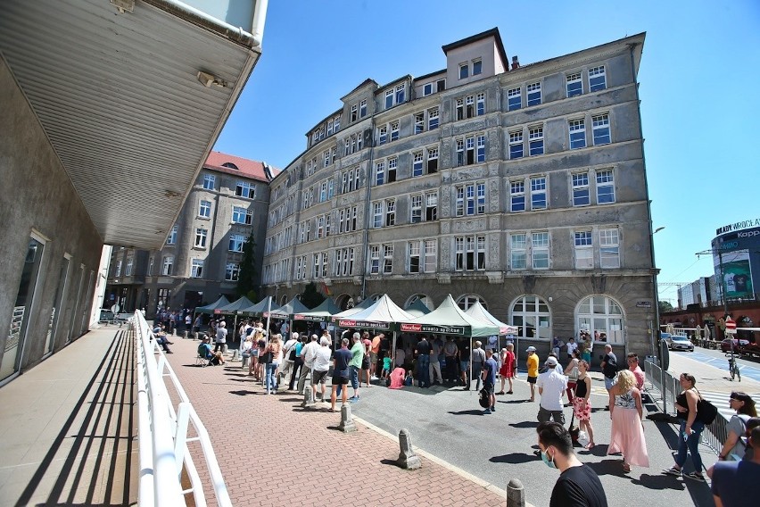 Kolejka przed urzędem przy ulicy Zapolskiej we Wrocławiu.