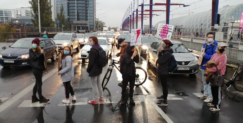 Trwa Strajk Kobiet. Protestujący blokują centrum Poznania....