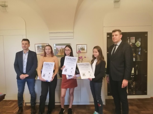 Od lewej Grzegorz Środa, Milena Masak,  Olha Pavliuk, Maja Czerepak i Marcin Marzec, burmistrz Sandomierza po wręczeniu nagród.