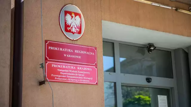 Adwokat Piotr F. i jego ojciec Andrzej są wśród trzech osób, które Prokuratura Regionalna w Krakowie oskarżyła o oszustwo  przy sprzedaży udziałów w kamienicy w centrum miasta.
