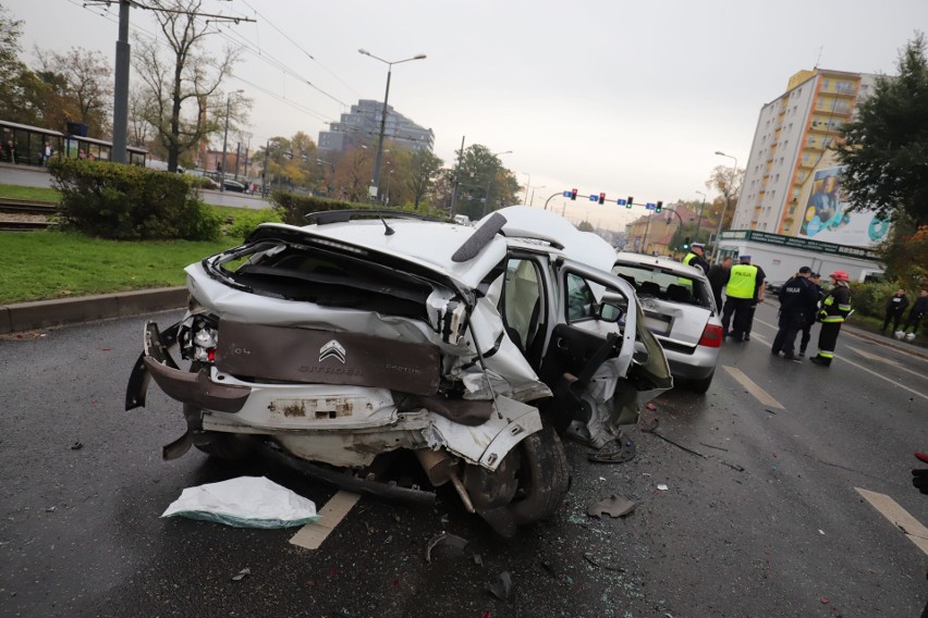 Karambol w Bydgoszczy. Kierowca nissana szarżował i spowodował wypadek. Pięć osób trafiło do szpitala [zdjęcia]