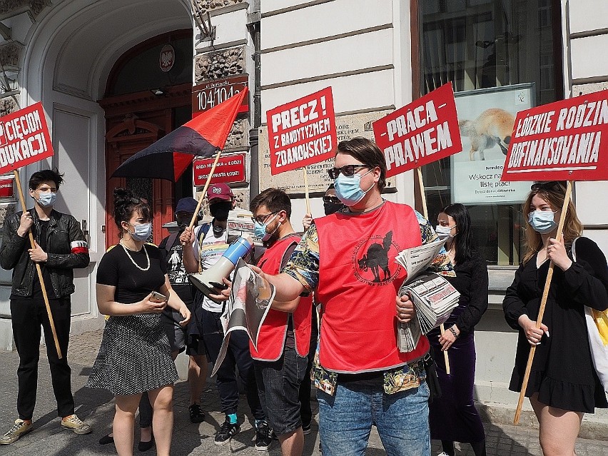 Przeciw zwolnieniom w oświacie protestowali w piątek (4...