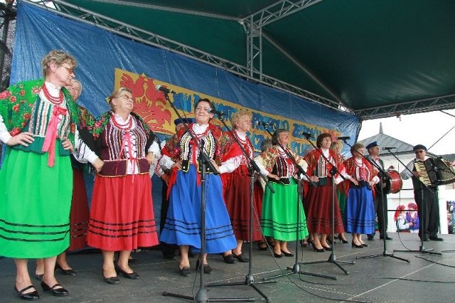 Chełmowianki barwnie prezentowały się na scenie.