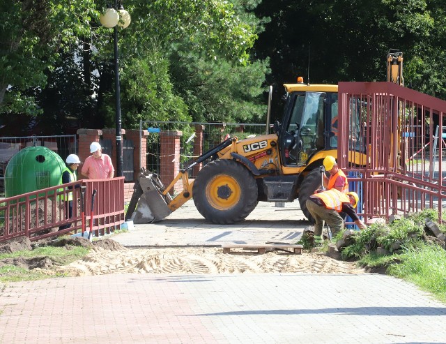 Rozpoczęła się modernizacja zalewu na Borkach. Wczoraj wykonawca wszedł na plac budowy. Prace budowlane będą prowadzone do 28 lutego. Potem zbiornik zostanie napełniony wodą. Ma zostać oddamy mieszkańcom do użytku do dnia 25 czerwca 2021 roku. Powstaną nowe pomosty, chodniki, ścieżki rowerowe oraz będą zamontowane urządzenia, dzięki którym będzie można uprawiać wakeboarding. Zobaczcie kolejne zdjęcia >>> 