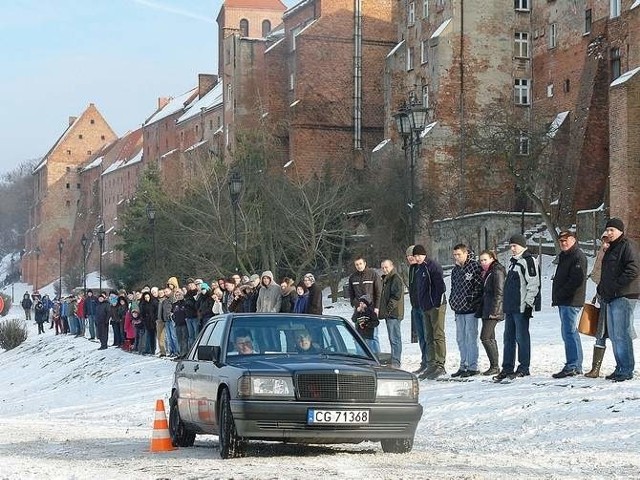 Każdy może sprawdzić swoje umiejętności za kierownicą i wesprzeć Orkiestrę Owsiaka. Samochodowy tor przeszkód przygotuje w niedzielę Automobilklub. "Moto Orkiestra" w godz. 10-14.