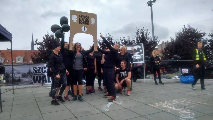 Czarny Protest w Szczecinie. Ludzie zbierają się na placu Solidarności