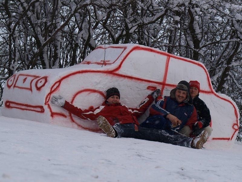 Samochód ze śniegu w Jezierzycach