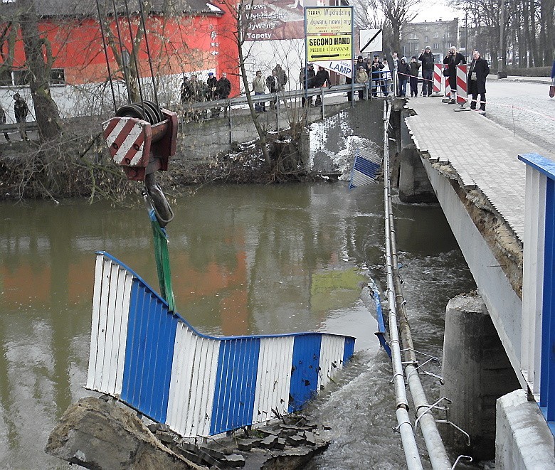 Do rzeki Drwęcy w Brodnicy runęła barierka mostu przy ul....