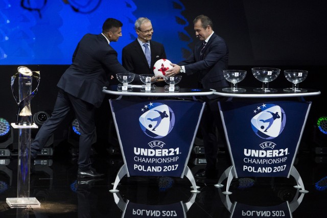 Giorgio Marchetti z UEFA (w środku), Marek Koźminski (z lewej) i prowadzący ceremonię losowania Euro U-21 Mateusz Borek