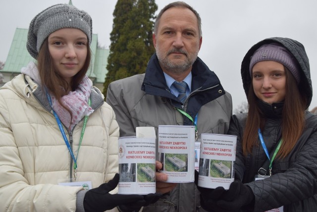 Do udziału w kweście zachęcają prezes PTTK Wojciech Pasek wraz z córkami Kasią i Moniką