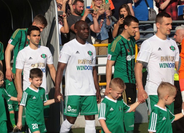 Chinonso Agu (drugi z lewej) znalazł nowy klub. Zagra w Norwegii.