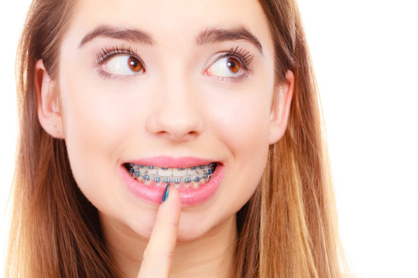 Nieprawidłowe ustawienie zębów wpływa na problemy z wymową....