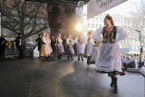 Patriotyczne pieśni i tańce ludowe na placu Wolności. Poznaniacy spotkali się na Kaziuku Wileńskim