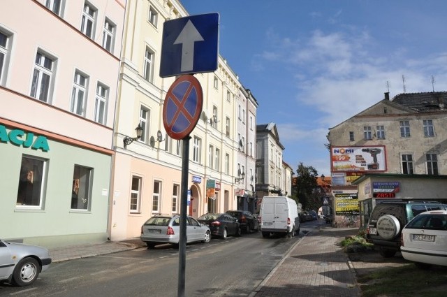 Wprawdzie rewitalizacja kluczborskiego Rynku i Ratusza została przedłużona o miesiąc i w związku z tym potrwa do końca października, ale od dzisiaj samochody mogą ponownie wjeżdżać na centralny plac miasta. Dzisiaj przywrócony został także ruch samochodowy od ul.Ściegiennego do ul. Zamkowej i dalej na rondo Orląt Lwowskich.