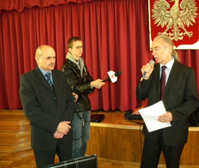 (od lewej) Józef Szewc, przewodniczący Związku Zawodowego Górników w KiZPS "Siarkopol w likwidacji&#8221; po wręczeniu petycji na ręce tarnobrzeskiego posła Mirosława Pluty.