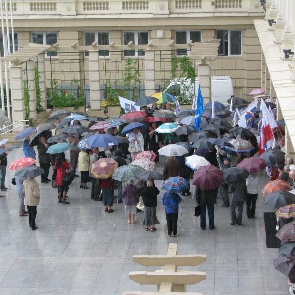 Manifestacji nie przerwał nawet ulewny deszcz.