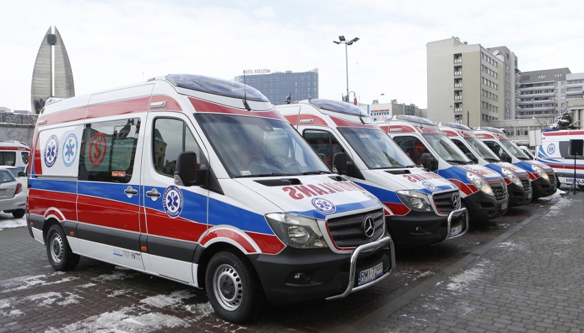 13 nowoczesnych ambulansów oraz 13 urządzeń do kompresji...