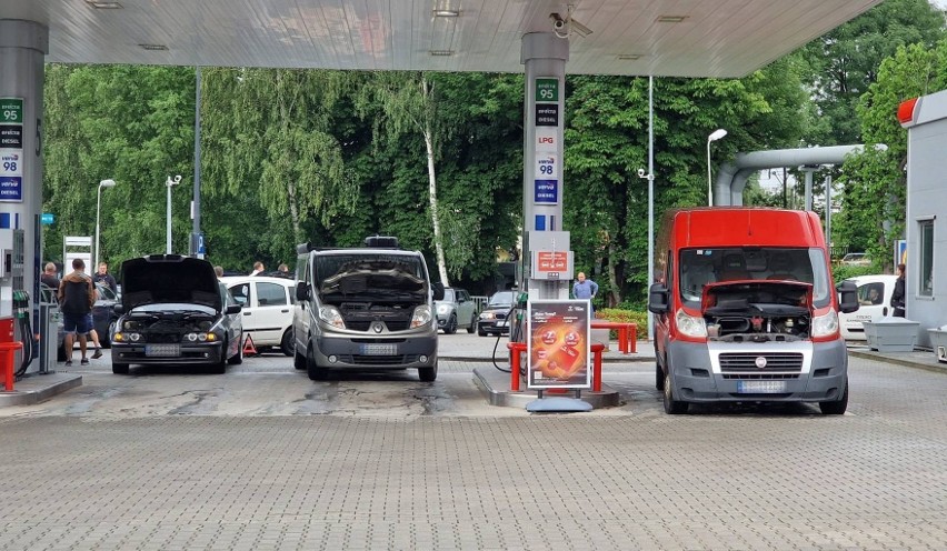 Kolejny protest na jednej ze stacji paliw w Bielsku-Białej. Tym razem kilkanaście zepsutych samochodów uniemożliwiało tankowanie