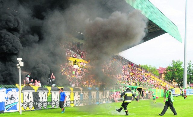 Podczas meczu z Banikiem na stadionie GKS Katowice wielokrotnie odpalano pirotechnikę. Część rac wylądowała także na murawie