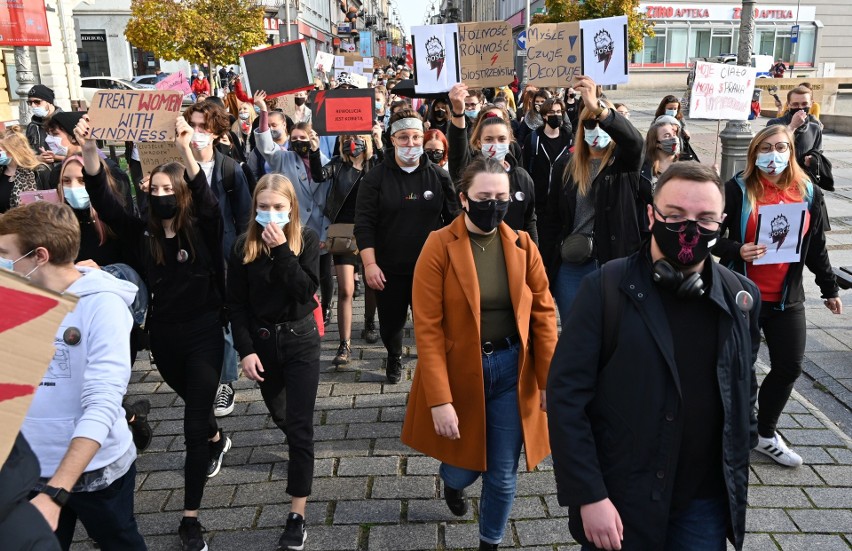 Protest studentów w obronie praw kobiet w Kielcach (ZDJĘCIA, ZAPIS TRANSMISJI)