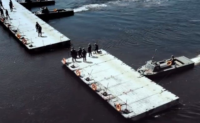 Budowa mostu pontonowego na rzece Bug w ramach ćwiczeń ANAKONDA-23