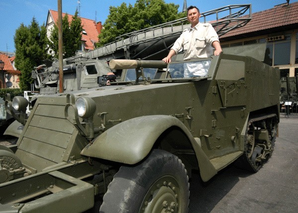 Wczoraj dyrektor Pawłowski przejechał się half - trackiem po terenie muzeum. O dalekich wyprawach raczej nie ma mowy, bo zabytek z czasów II wojny światowej pali 80 litrów benzyny na 100 kilometrów. 