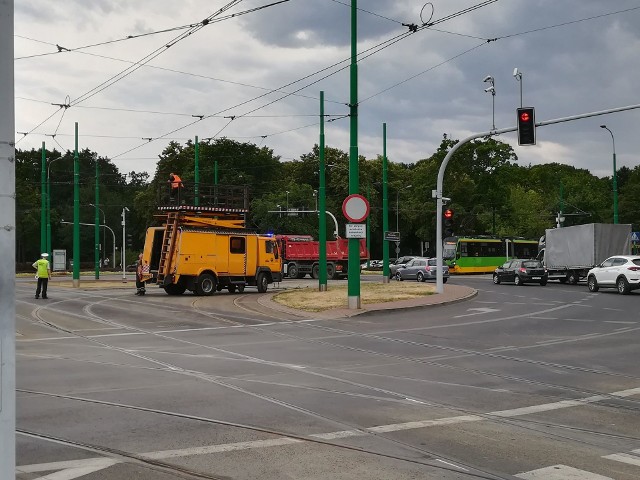 Około godziny 15 całkowicie wstrzymany został ruch tramwajowy przy rondzie Jana Nowaka-Jeziorańskiego. Tam awarii uległ tramwaj MPK Poznań linii nr 13, który jechał w stronę Junikowa. Utrudnienia trwały kilkanaście minut. Interweniowały służby MPK.Zobacz kolejne zdjęcie --->