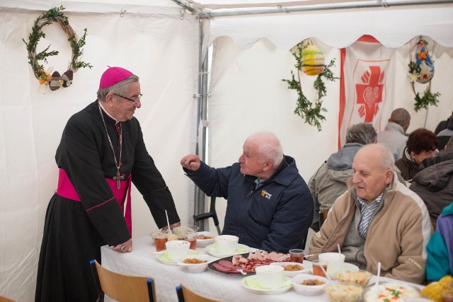 Śniadanie wielkanocne na dziedzińcu Centrali Diecezjalnej Caritas w Sopocie