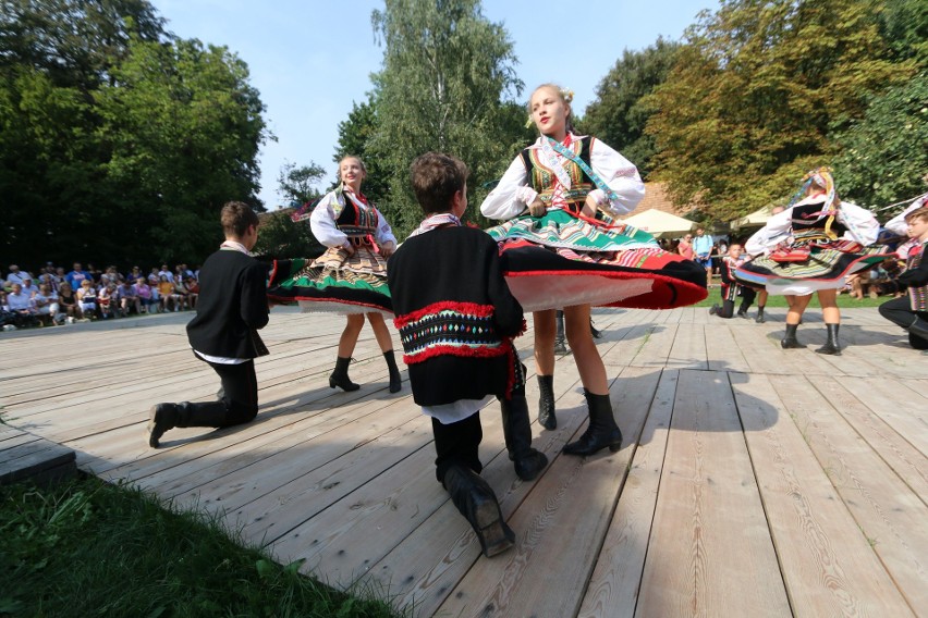 Dożynki w lubelskim skansenie. Zobacz jak dawniej świętowano z okazji zebrania plonów (ZDJĘCIA)