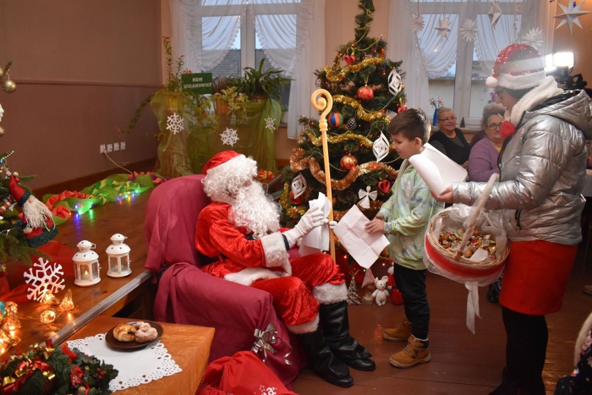 Kijska Laponia. Dzieci z gminy Kije odwiedził święty Mikołaj z wójtem Tomaszem Sochą [ZDJĘCIA]