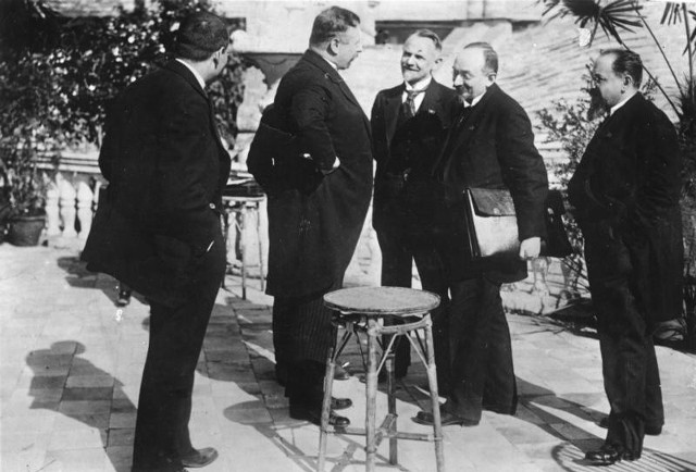 kanclerz Rzeszy Joseph Wirth, Walther Rathenau oraz delegacja sowiecka: Leonid Krasin, Gieorgij Cziczerin oraz Adolf Joffe.
