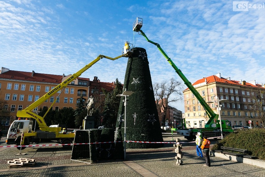 Rozebrano choinkę, która stała na placu Lotników [ZDJĘCIA]