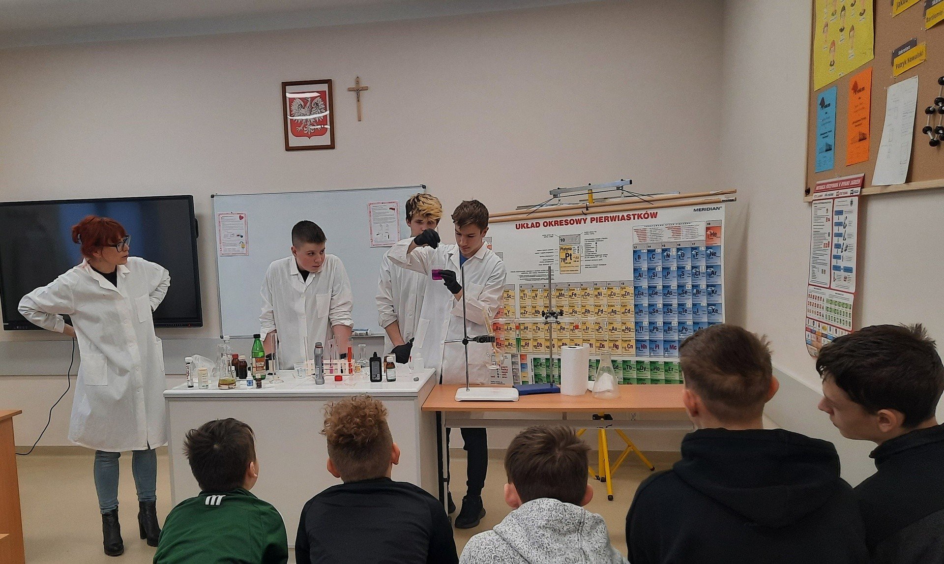 Ciekawe lekcje chemii w szkole w Ujeździe. Uczniowie robili