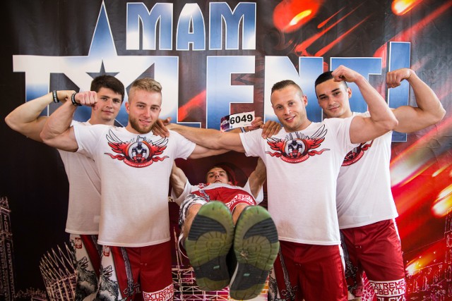 Mateusz Płachta (pierwszy z prawej) razem z kolegami z grupy Dynasty Workout wziął udział w programie „Mam Talent”.