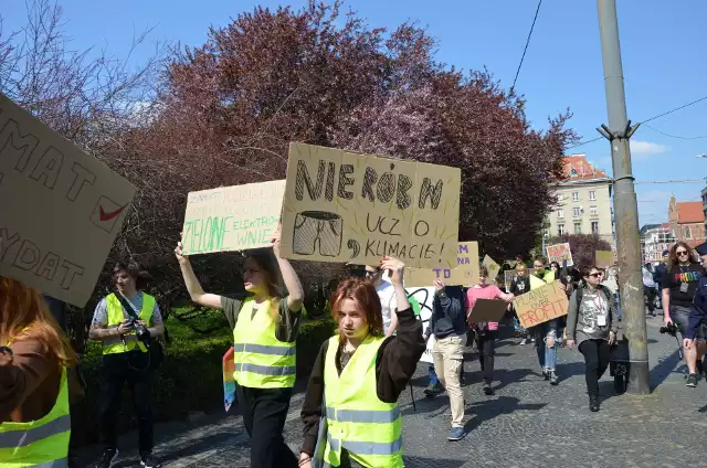 W piątek (21 kwietnia) we Wrocławiu odbywa się protest młodzieży przeciwko zmianom klimatu. Przez miasto idzie kilkaset osób, które chcą w ten sposób zaapelować do polityków o zdecydowane działania na rzecz przeciw zmianom klimatu.