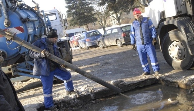 Ekipa Wodociągów naprawia awarię przy ul. Sobieskiego.  