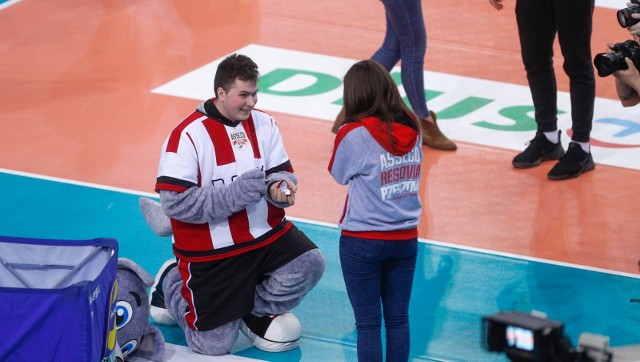 Świadkami nietypowych zaręczyn byli kibice podczas środowego meczu Asseco Resovii z Treflem Gdańsk.