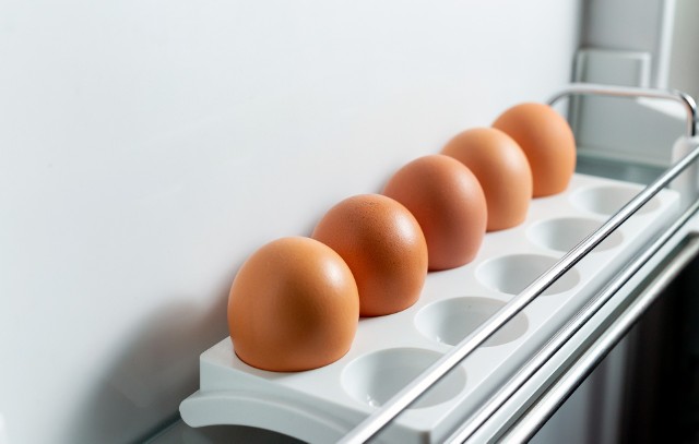 Jajka i mleko na półkach na drzwiach lodówki to standardowy widok prawda? A nie jest to wcale dobre miejsce dla tych produktów. Sprawdź, gdzie powinny leżeć.