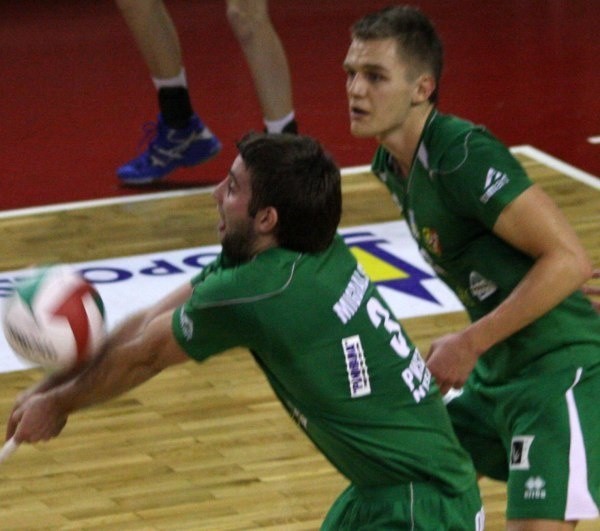 Zawodnicy AZS-u PWSZ: Dawid Migdalski (z lewej) i Bartłomiej Piekarczyk toczyli zacięty bój z rywalami ze Szczecina. Musieli się jednak pogodzić z porażką.