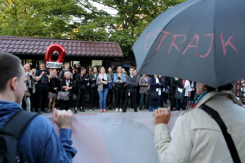 Strajk kobiet w Krakowie. Protestowano przeciwko zakazowi...