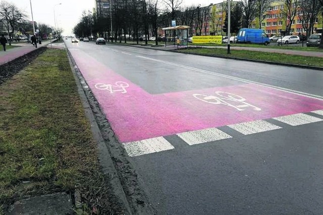 Śluza rowerowa przy skrzyżowaniu ul. Grota Roweckiego i ul. Bugaj.