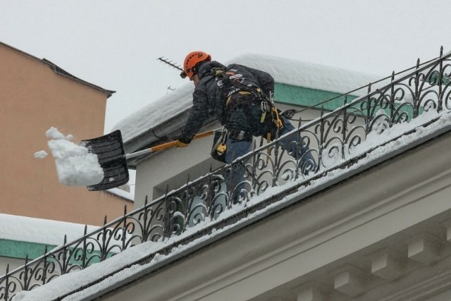 Profesjonalne usuwanie śniegu z dachu
